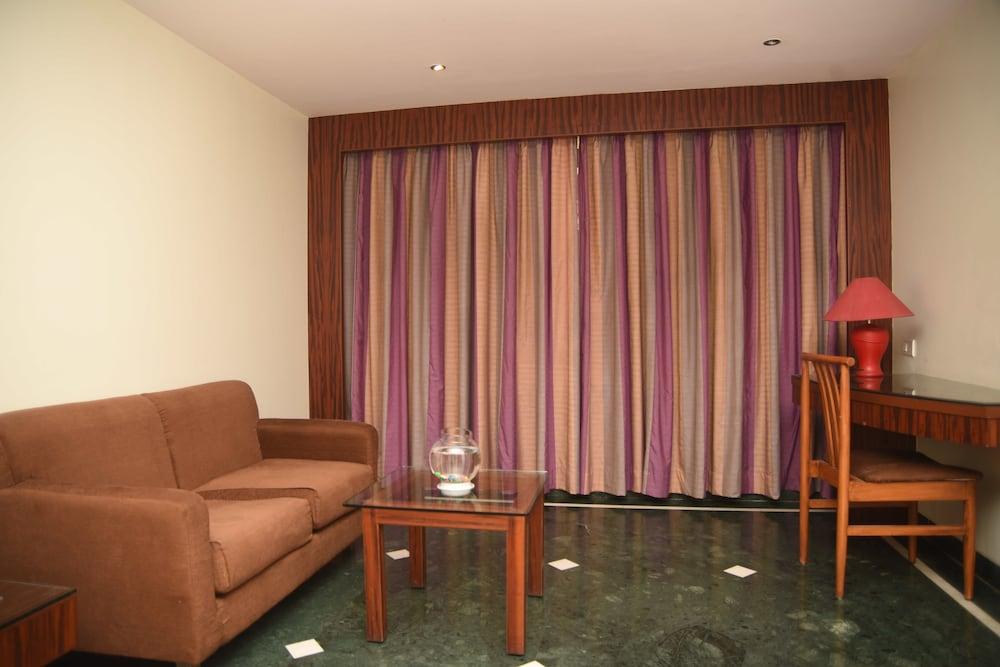 Hotel Maurya บังกาลอร์ ภายนอก รูปภาพ