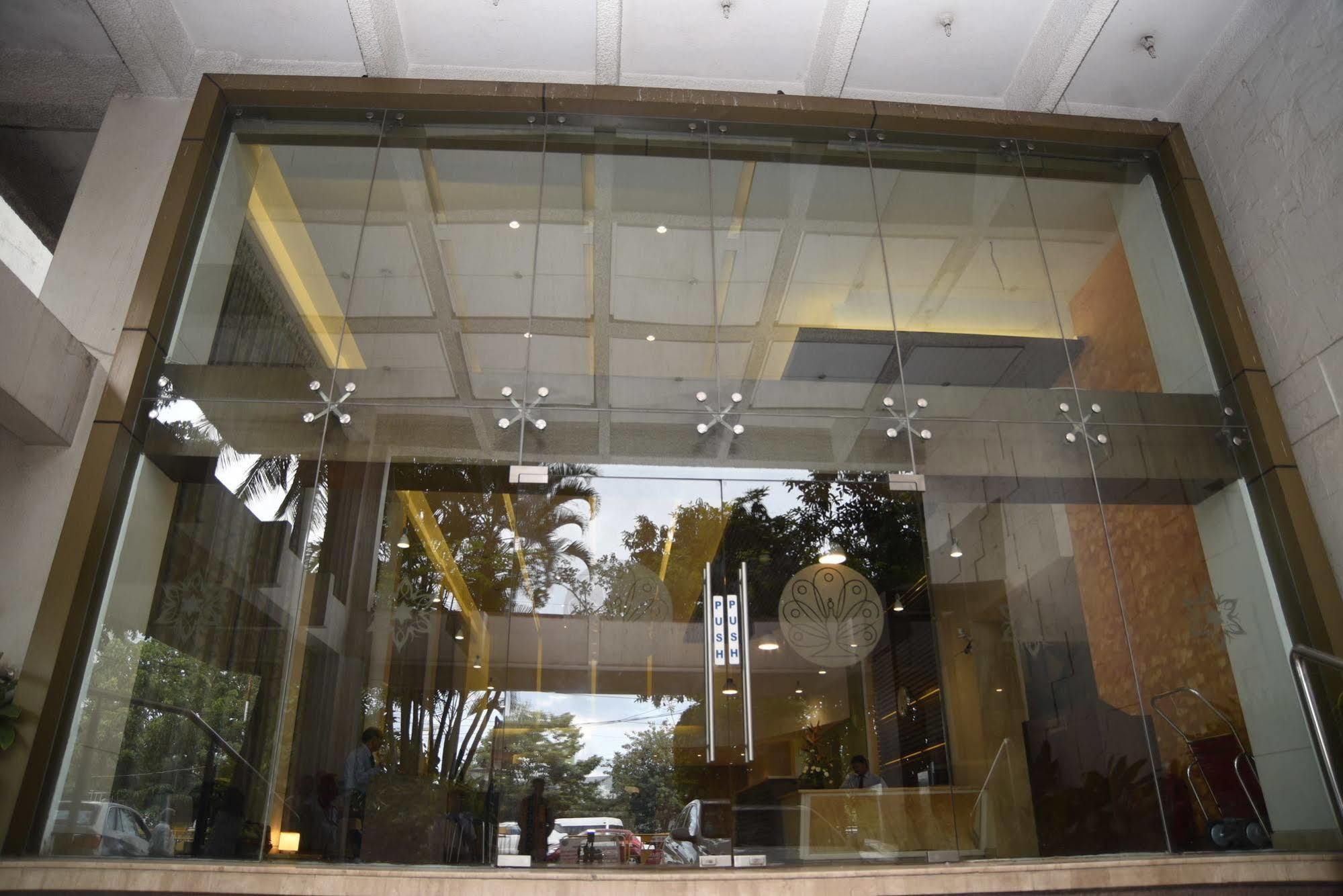 Hotel Maurya บังกาลอร์ ภายนอก รูปภาพ
