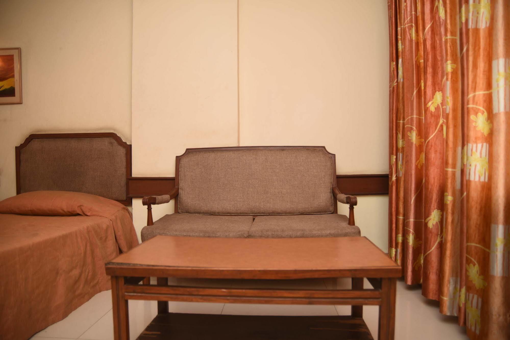 Hotel Maurya บังกาลอร์ ภายนอก รูปภาพ