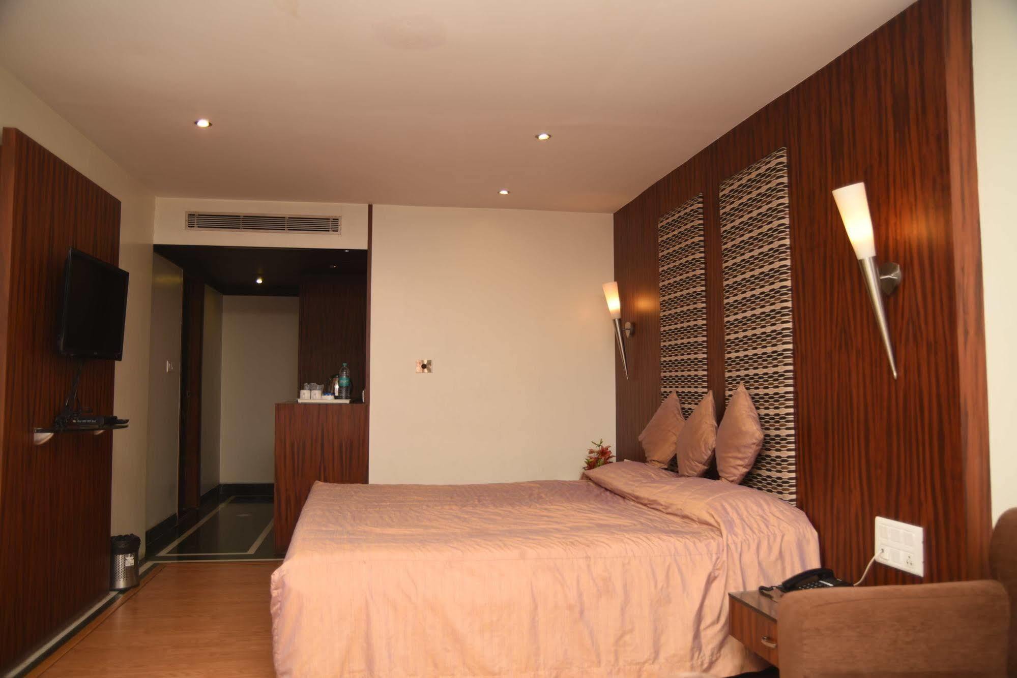 Hotel Maurya บังกาลอร์ ภายนอก รูปภาพ