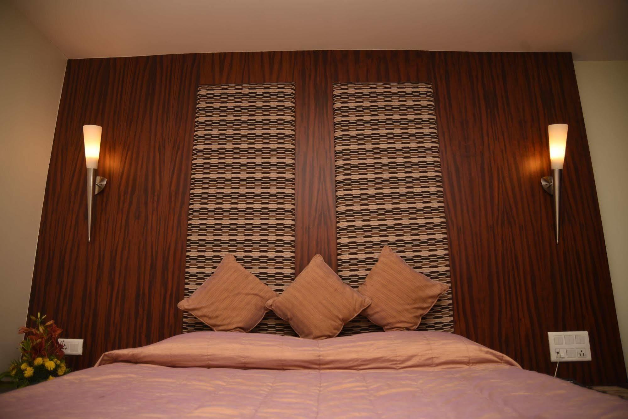 Hotel Maurya บังกาลอร์ ภายนอก รูปภาพ