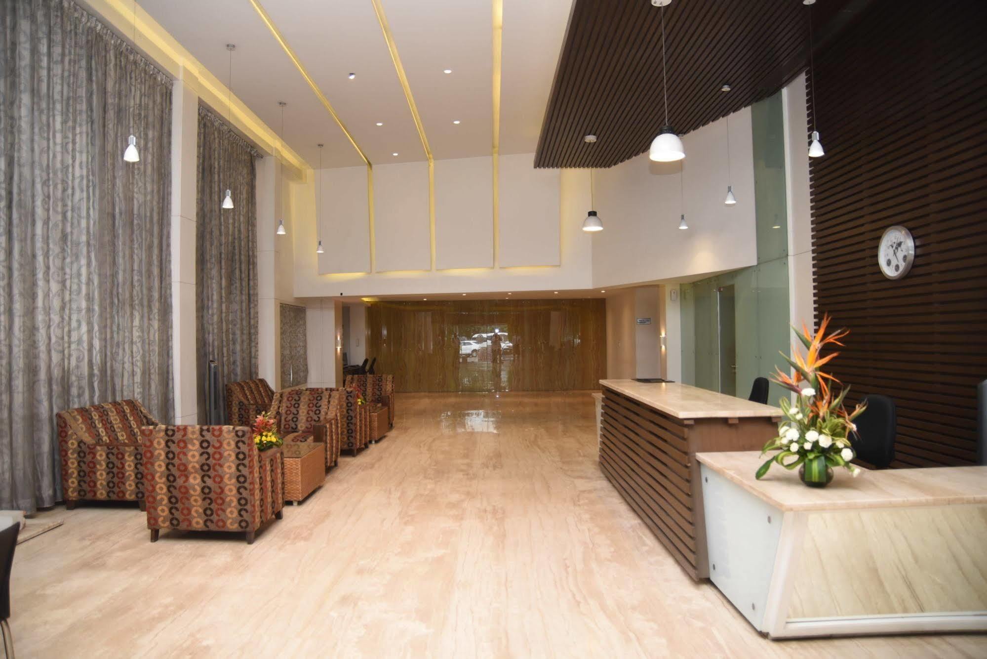 Hotel Maurya บังกาลอร์ ภายนอก รูปภาพ